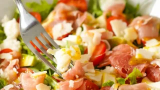 Sałatka z rukolą, mozzarellą, awokado i szynką parmeńską