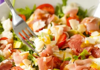 Sałatka z rukolą, mozzarellą, awokado i szynką parmeńską