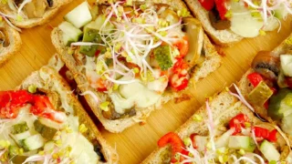 Tosty na bogato z pesto i mozzarellą – sycąca kolacja na ciepło