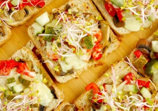 Tosty na bogato z pesto i mozzarellą – sycąca kolacja na ciepło