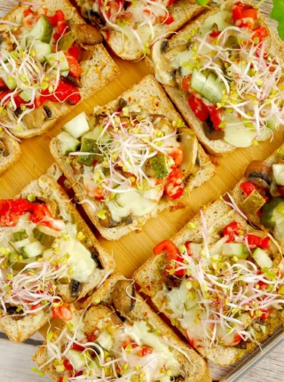 Tosty na bogato z pesto i mozzarellą – sycąca kolacja na ciepło