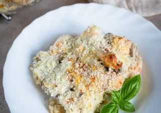 Zapiekanka ryżowa z kurczaiem, pieczarkami i chrupiącą posypką