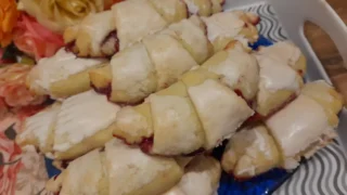 Śmietankowe rogaliki z wiśnią