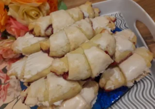 Śmietankowe rogaliki z wiśnią