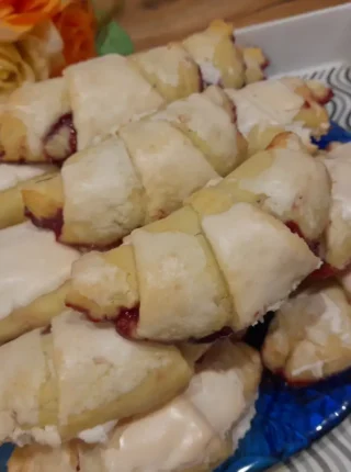 Śmietankowe rogaliki z wiśnią