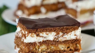 Ciasto bez pieczenia z kajmakiem i dżemem porzeczkowym