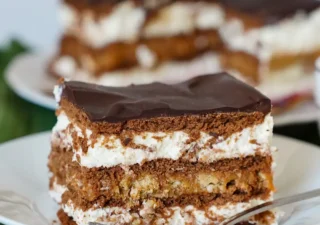 Ciasto bez pieczenia z kajmakiem i dżemem porzeczkowym