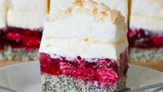 Ciasto makowe z malinami i bezą