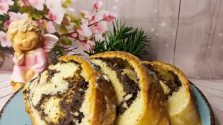 Drożdżowe makowce na śmietanie z gotową masą makową