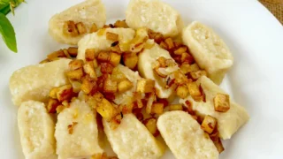 Kopytka z twarogiem i skwarkami z tofu – prosty obiad bez mięsa