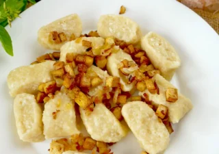 Kopytka z twarogiem i skwarkami z tofu – prosty obiad bez mięsa