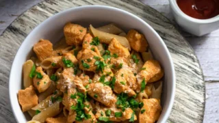 Makaron z kurczakiem w sosie ketchupowym