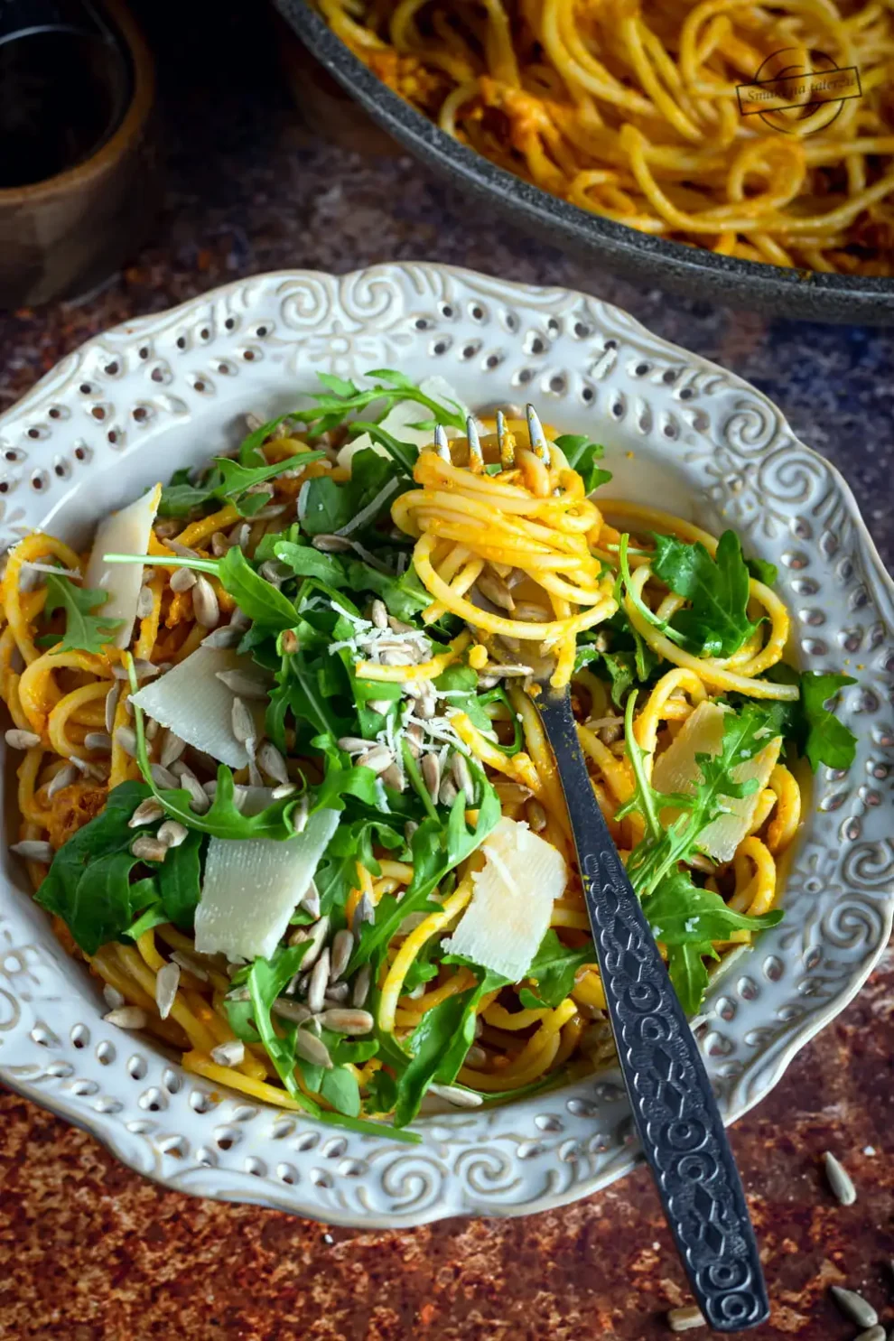Makaron z sosem dyniowym, rukolą i parmezanem