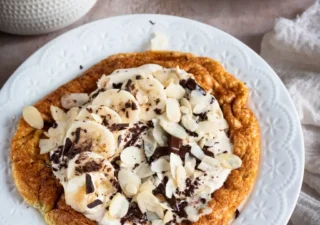 Omlet bananowy z kremem orzechowym