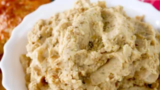 Pasta z fasoli z jabłkiem i cebulą – prosty przepis na kanapki
