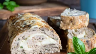 Rolada drobiowo-pieczarkowa z serem