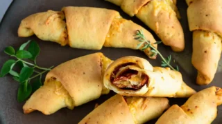 Rogaliki drożdżowe z serem i pepperoni