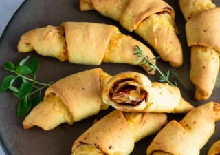 Rogaliki drożdżowe z serem i pepperoni
