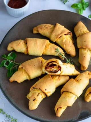 Rogaliki drożdżowe z serem i pepperoni