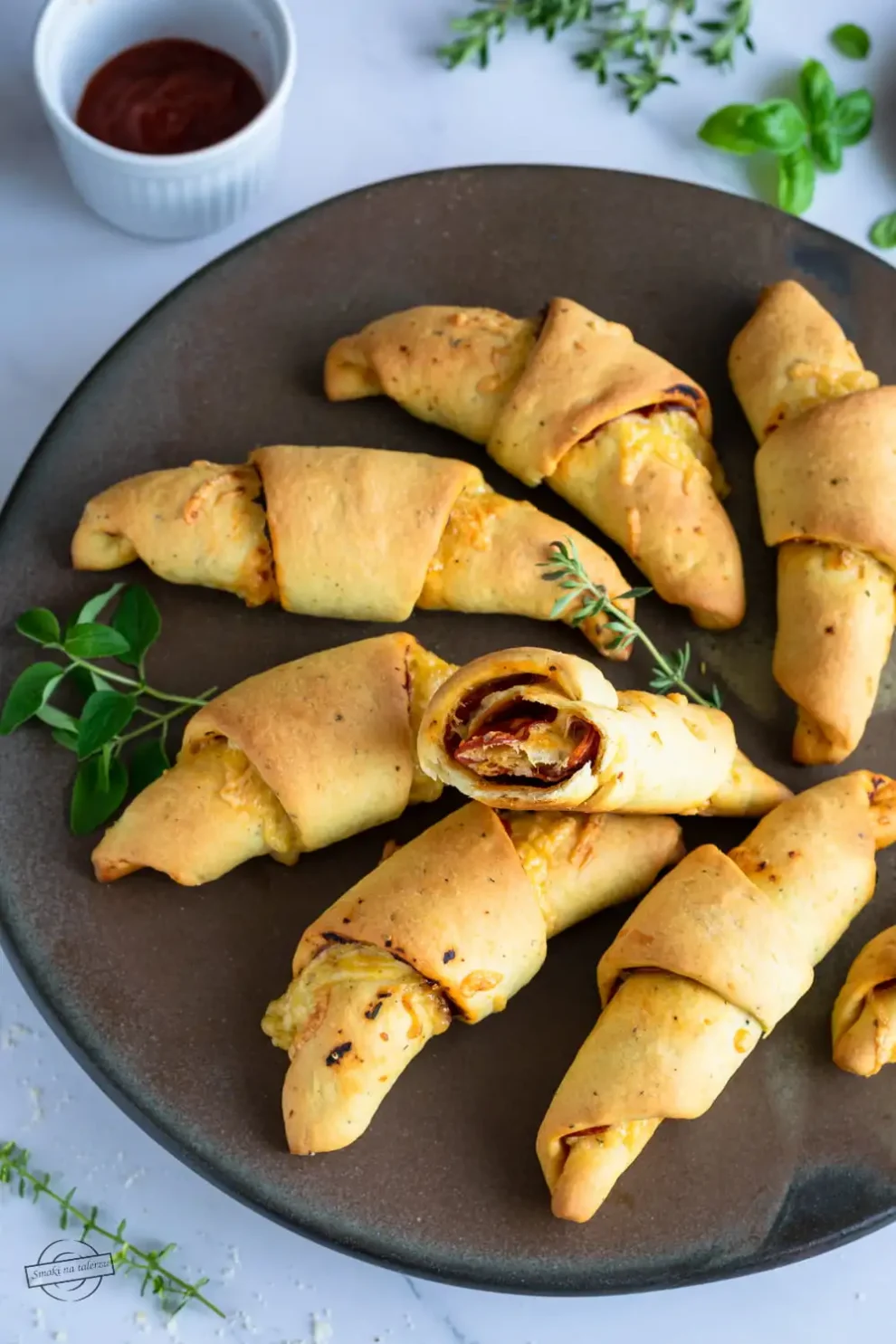 Rogaliki drożdżowe z serem i pepperoni