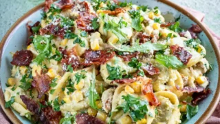 Sałatka z tortellini z boczkiem, suszonymi pomidorami i pesto