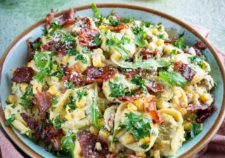Sałatka z tortellini z boczkiem, suszonymi pomidorami i pesto