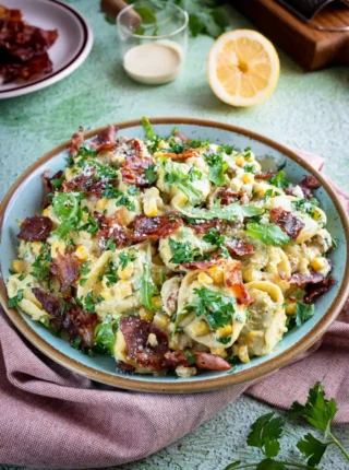 Sałatka z tortellini z boczkiem, suszonymi pomidorami i pesto