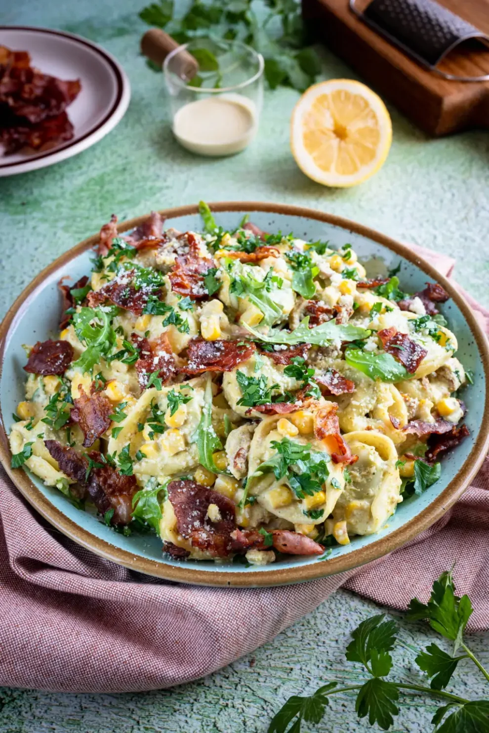 Sałatka z tortellini z boczkiem, suszonymi pomidorami i pesto