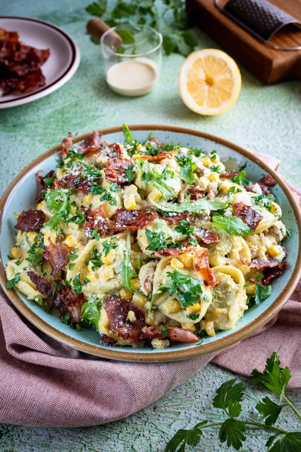 Sałatka z tortellini z boczkiem, suszonymi pomidorami i pesto
