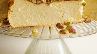 Sernik Almette z białą czekoladą i pistacjami