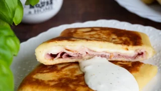Ziemniaczane chlebki z szynką, serem i salami