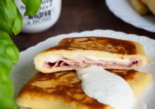 Ziemniaczane chlebki z szynką, serem i salami