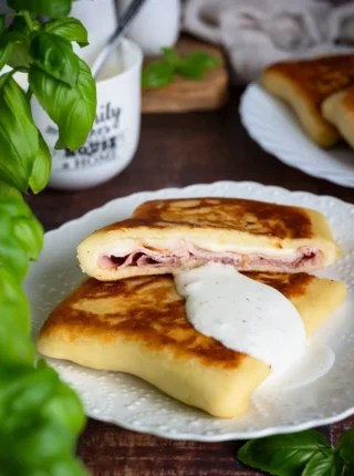 Ziemniaczane chlebki z szynką, serem i salami