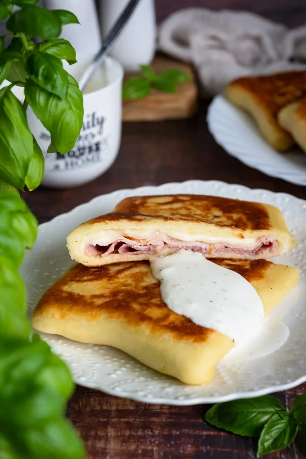 Ziemniaczane chlebki z szynką, serem i salami
